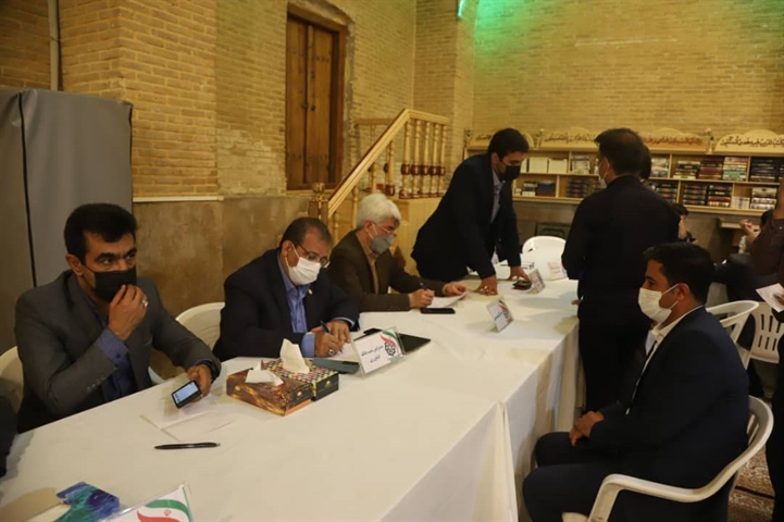 جلسه ملاقات  مردمی استاندار  و مدیر شعب بانک کشاورزی استان فارس  با مردم  در مسجد جامع  وکیل شیراز