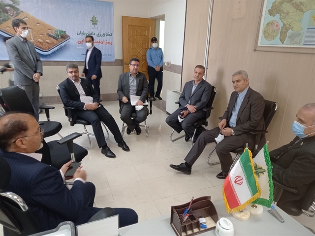 حضور عضو هیات مدیره بانک در میز خدمت بانک کشاورزی استان اصفهان