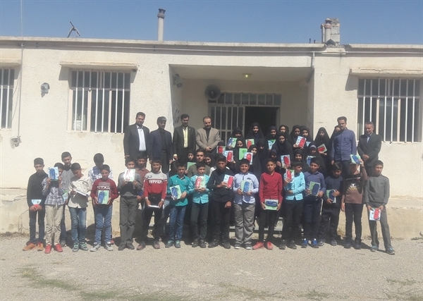 اهدا بیش از 500 بسته لوازم التحریر به دانش آموزان مناطق محروم توسط  بانک کشاورزی استان هرمزگان