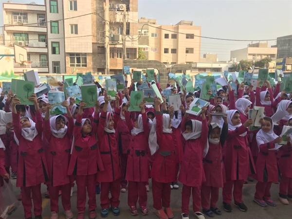 توزیع بسته های نوشت افزار بین دانش آموزان استان بوشهر  توسط بانک کشاورزی  